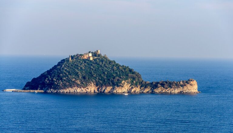 L'isola Gallinara davanti ad Albenga
